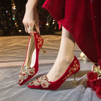 Металлический декоративный цветок с бриллиантами, мелкая дышащая Красная замша, Свадебные туфли с острым носком, модные вечерние туфли на высоком каблуке 2024