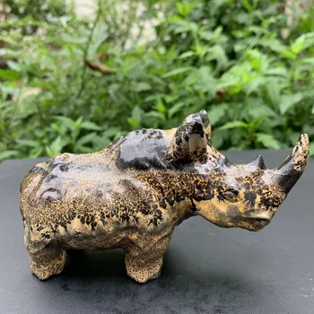Статуэтка носорога, вырезанная из натурального камня традиционной китайской росписью
